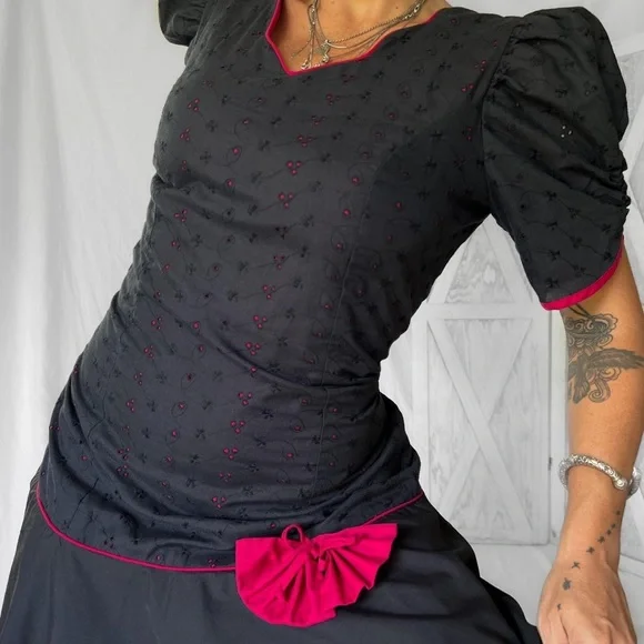 Vintage Hawaiian black and burgundy mu’u mu’u dress - Picture 2 of 4